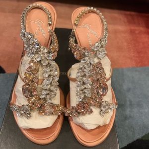 NIB Giuseppe Zanotti Chrystal Embellished Sandals size 35.5 @zanotti